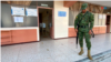 Un soldado custodia un centro electoral en Quito, capital de Ecuador, la mañana del domingo 15 de octubre de 2023.