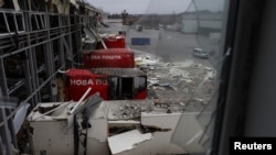 Una vista muestra un centro de distribución postal de la compañía Nova Poshta impactado por misiles rusos, en medio del ataque de Rusia a Ucrania, en el pueblo de Korotych, en las afueras de Járkov, el 22 de octubre de 2023.