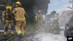 Bomberos israelíes extinguen el fuego en un sitio alcanzado por un cohete disparado desde la Franja de Gaza, en Ashkelon, sur de Israel, el lunes 9 de octubre de 2023.