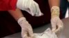 Químicos antinarcóticos prueban cocaína en una bolsa antes de una incineración de drogas ilegales incautadas en La Guaira, Venezuela, 29 de septiembre de 2016.