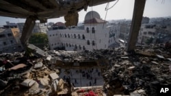 Warga Palestina melihat bangunan tempat tinggal yang rusak pasca serangan Israel di Rafah, Jalur Gaza selatan, Rabu, 10 Januari 2024. (AP/Fatima Shbair)