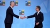 Tổng thư ký NATO Jens Stoltenberg (trái) bắt tay Thủ tướng Thụy Điển Ulf Kristersson tại hội nghị thượng đỉnh NATO ở Lithuania, ngày 11/7/2023. Thụy Điển vừa vượt qua rào cản cuối cùng sau khi quốc hội Hungary phê chuẩn tư cách thành viên của quốc gia Bắc Âu để gia nhập NATO.