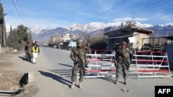FILE - Tentara Pakistan berjaga di pos pemeriksaan di Parachinar, ibu kota distrik suku Kurram, 22 Januari 2017. (BASIT GILANI / AFP)