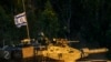 Un tanque israelí avanza a lo largo de la frontera entre Israel y Gaza visto desde el sur de Israel, el 4 de enero de 2024.