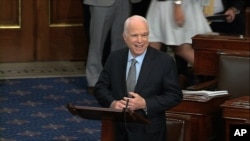 El senador republicano por Arizona John McCain regresó por primera vez al Senado en Washington el martes, 25 de julio de 2017, después de haber sido diagnosticado con cáncer cerebral.