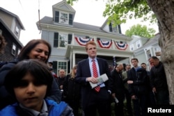 El congresista estadounidense Joe Kennedy III en la ceremonia por el centenario del nacimiento de su tío abuelo, el presidente John F. Kennedy, fuera del hogar donde nació el ex mandatario nació, en Brookline, Massachusetts.