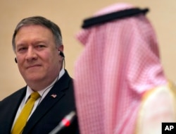 El secretario de Estado de EE.UU. Mike Pompeo (izquierda), escucha al ministro de Asuntos Exteriores de Arabia Saudita, Adel al-Jubeir, durante una conferencia de prensa conjunta en el aeropuerto Royal Terminal of King Khaled, en Riad, Arabia Saudita, el domingo 29 de abril de 2018.