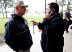 ARCHIVO - El gobernador de Luisiana, John Bel Edwards (Izq.) y el vicegobernador Billy Nungesser conversan en el área de Lake Charles, el 29 de agosto de 2017. Edwards hizo el lunes (26 Oct.2020) anuncios previo a la llegada al área del huracán Zeta.