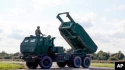 Un sistema de cohetes de artillería de alta movilidad (HIMARS) en funcionamiento durante ejercicios militares en el aeropuerto de Spilve en Riga, Letonia, el 26 de septiembre de 2022.