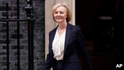 La primera ministra británica, Liz Truss, sale del número 10 de Downing Street para asistir a la sesión de preguntas de los primeros ministros en el parlamento, Londres, 19 de octubre de 2022