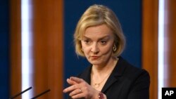 ARCHIVO - La primera ministra de Gran Bretaña, Liz Truss, asiste a una conferencia de prensa en la Sala de Información de Downing Street en Londres, el 14 de octubre de 2022, luego del despido del ministro de Finanzas.