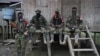 Rebeldes del Ejército Marxista de Liberación Nacional (ELN) de Colombia descansan afuera de una casa cerca del río San Juan, Colombia 31 de agosto de 2017.