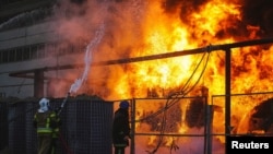 Bpmbeiros numa central ucraniana atacada por russos (State Emergency Service of Ukraine/Handout via Reuters)