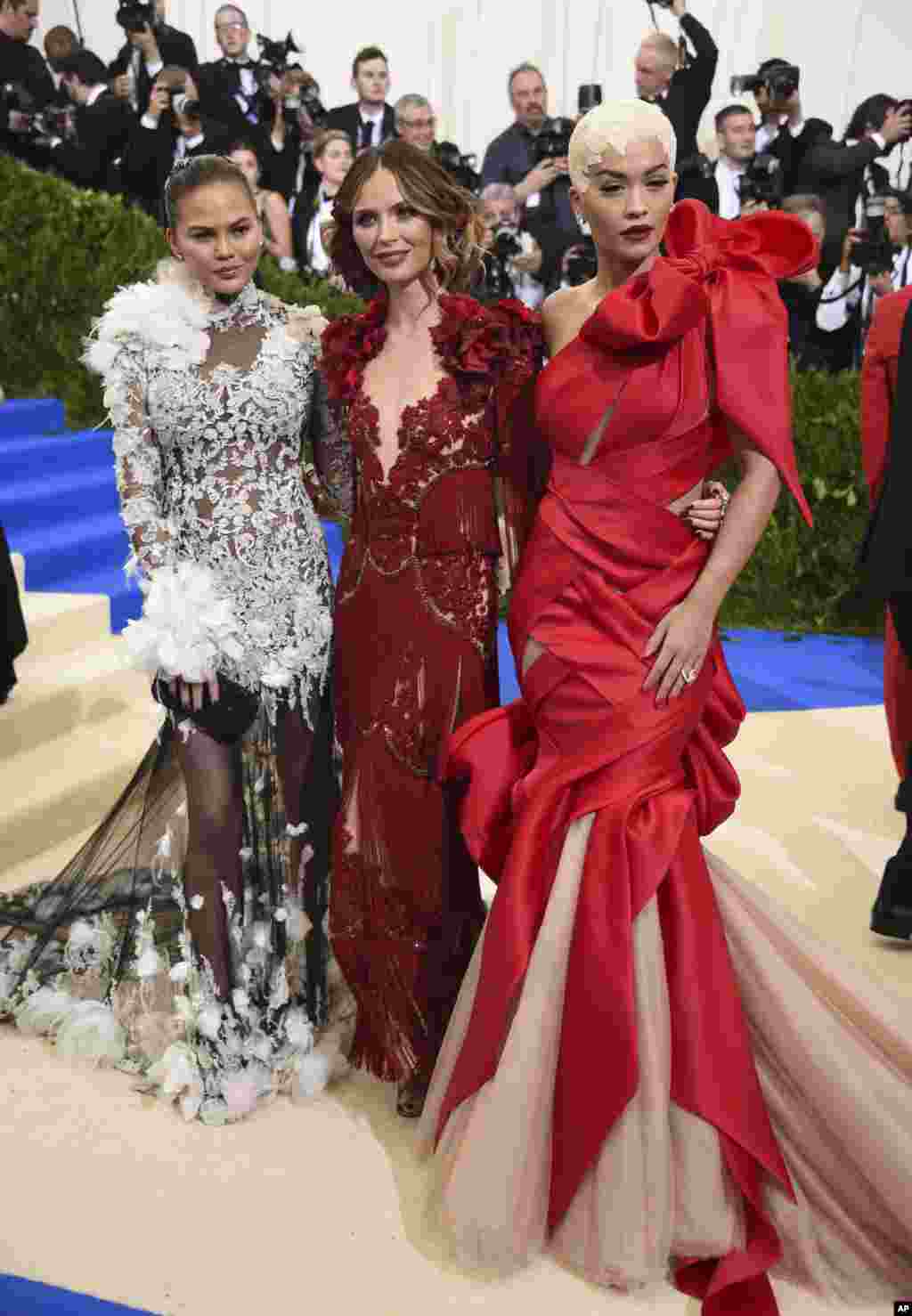Chrissy Teigen, Georgina Chapman y Rita Ora.