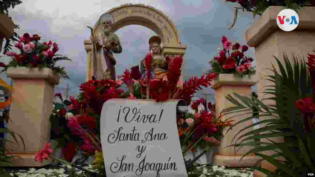 Las imágenes religiosas de la Iglesia católica volvieron a las calles tras permanecer dos años encerradas por la pandemia. Foto VOA