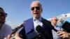 ARCHIVO - El presidente Joe Biden habla con miembros de la prensa después de salir del Air Force One, el miércoles 20 de julio de 2022, en la Base de la Fuerza Aérea Andrews, Maryland.