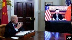 El presidente Joe Biden se reúne virtualmente con el presidente chino, Xi Jinping, desde la Sala Roosevelt de la Casa Blanca en Washington, el 15 de noviembre de 2021.