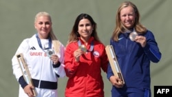 La chilena Francisca Crovetto, en el medio, posa con su medalla junto a las británicas Amber Jo Rutter, ganadora de la presea de plata, a la izquierda, Amber Jo Rutter, en el centro de tiro deportivo de Chateauroux, en los Juegos Olímpicos de París.