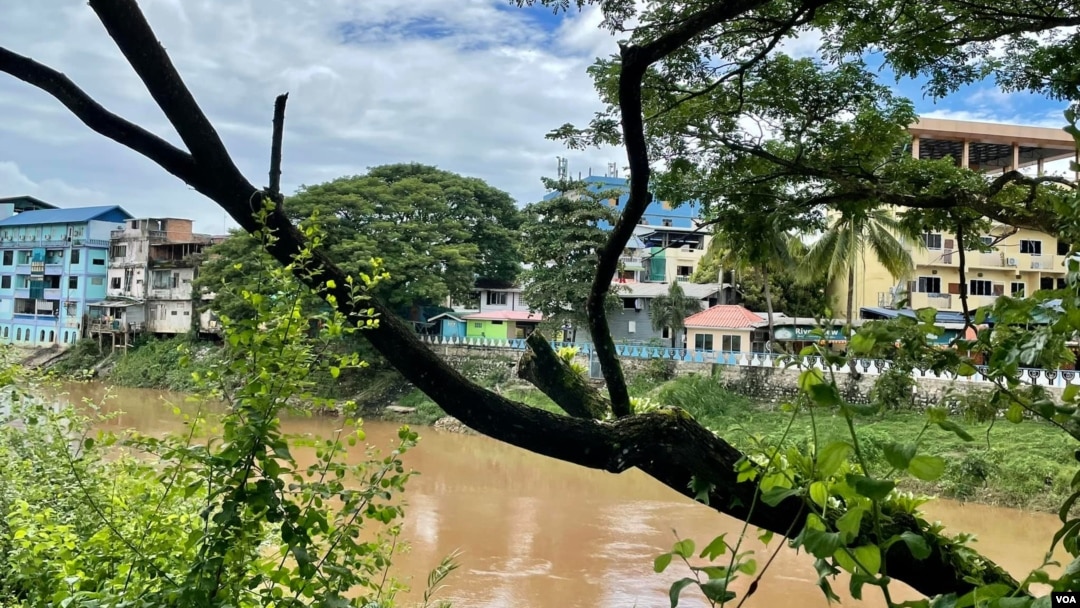 ထိုင်းမြန်မာနယ်စပ် - မဲဆောက်ဖက်ကနေ လှမ်းမြင်နေရတဲ့ မြဝတီမြို့။