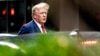 ARCHIVO - El expresidente Donald Trump sale de la Torre Trump, el 10 de agosto de 2022, en Nueva York, de camino a la oficina del fiscal general de Nueva York para una declaración en una investigación civil.