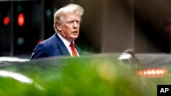 ARCHIVO - El expresidente Donald Trump sale de la Torre Trump, el 10 de agosto de 2022, en Nueva York, de camino a la oficina del fiscal general de Nueva York para una declaración en una investigación civil.