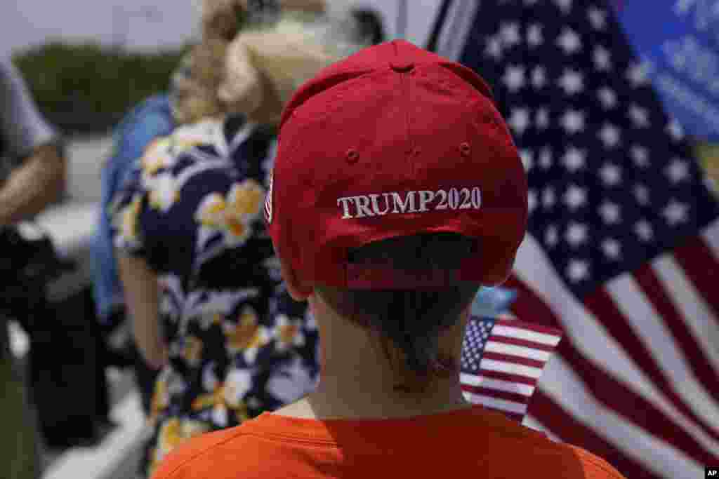 Luego de que Donald Trump diera a conocer el registro por parte del FBI, seguidores llegaron hasta el lugar a manifestar su apoyo al expresidente y su rechazo a lo ocurrido.