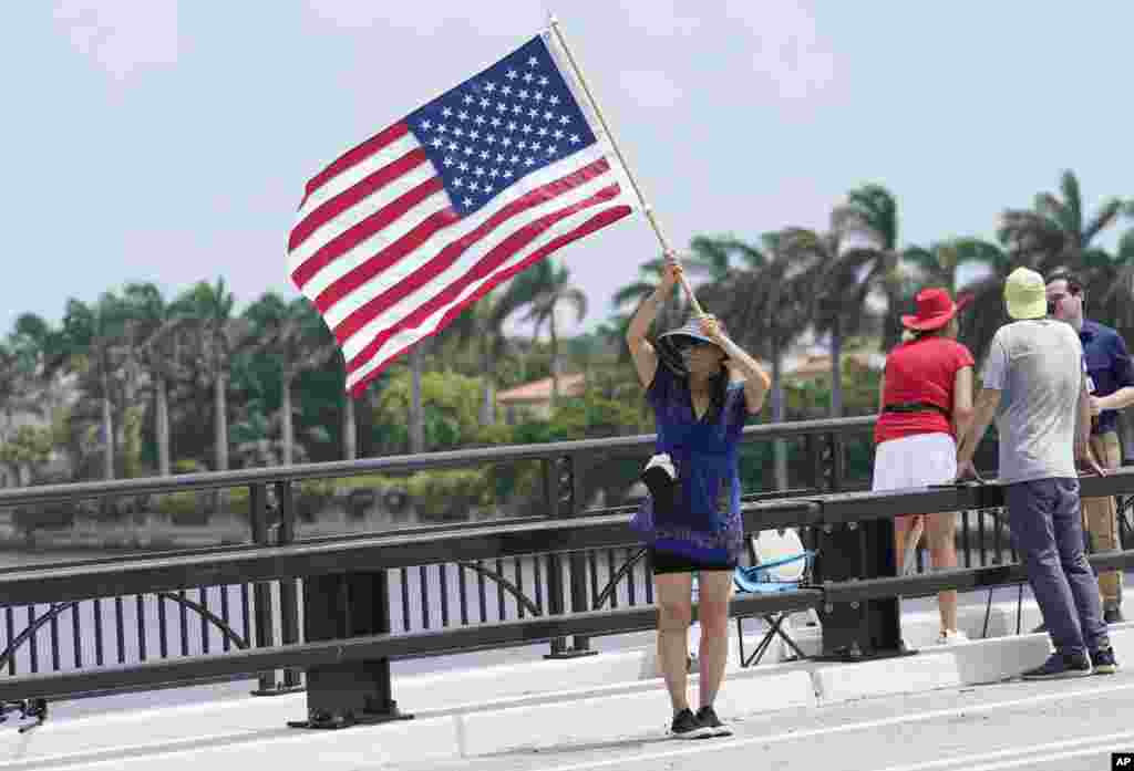 Los seguidores de Donald Trump llegaron hasta los alrededores de Mar-a-Lago para manifestar su rechazo al registro realizado por el FBI.&nbsp;