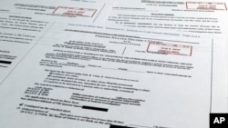 Fotografía del 18 de agosto de 2022 de documentos relacionados con la orden de cateo de la propiedad Mar-a-Lago del expresidente Donald Trump en Palm Beach, Florida.