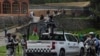 Elementos de la Guardia Nacional custodian el lugar donde se produjo un enfrentamiento entre grupos de delincuentes, que dejó varios policías heridos y más de una decena de personas detenidas, en Tupilejo, Ciudad de México, el 12 de julio. 2022.