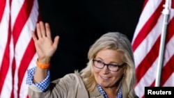 La candidata republicana, la representante estadounidense Liz Cheney, saluda durante su fiesta de la noche de las elecciones primarias en Jackson, Wyoming, EEUU, el 16 de agosto de 2022.