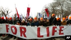 Activistas contra el aborto marchan hacia la Corte Suprema de los EE. UU., Durante la Marcha por la Vida en Washington. Enero 18, 2019.