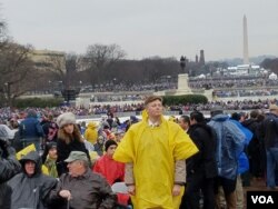 El exrepresentante Jason Altmire de Florida observa el escenario frente al Capitolio. Foto: Carol Guensburg, VOA.
