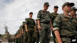 ARCHIVO - Soldados del ejército ruso marchan durante una acción en apoyo a los soldados involucrados en la guerra en Ucrania, en Mamaev Kurgan, un monumento conmemorativo de la Segunda Guerra Mundial en Volgogrado, Rusia, el 11 de julio de 2022.