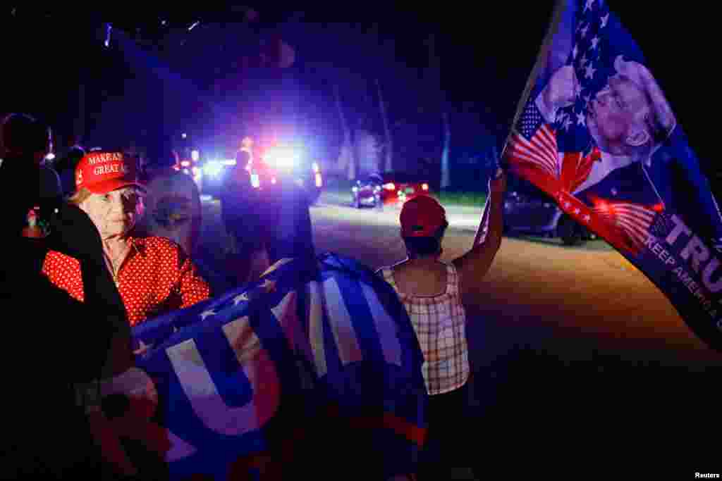 Luego de que Trump anunciara el registro de su residencia, partidarios llegaron hasta la propiedad en Palm Beach, Florida.