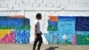 Con miles de tapas plásticas, artista venezolano realiza mural para crear conciencia sobre reciclaje