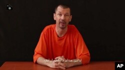 El periodista John Cantlie señala en su alocución que presentará una serie de videos donde revelará la verdad sobre el Estado islámico. 