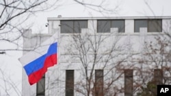 La bandera rusa ondea frente a la embajada de Rusia en Washington, el jueves 24 de febrero de 2022. (Foto AP/Patrick Semansky)