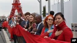 A la espera de un acuerdo decenas de activistas continúan las marchas y protestas en París durante la cumbre sobre el cambio climático.