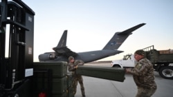 Ukrajinski vojnici prebacuju rakete Stinger (Foto:AFP)