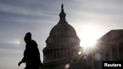 Un visitante camina frente al Capitolio de Estados Unidos durante el cierre parcial del gobierno en Washington, el 22 de enero de 2019.
