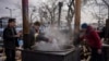 Voluntarios ucranianos preparan comida para personas desplazadas fuera de la estación de tren de Lviv, Ucrania, el 3 de marzo de 2022.