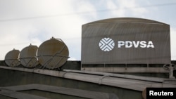 Señales en el exterior de un edificio de la compañía petrolera estatal de Venezuela, PDVSA, en Caracas, Venezuela. Foto del 28 de enero de 2019.