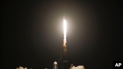 El cohete Falcon 9 de SpaceX, con cuatro astronautas, se eleva de la rampa de lanzamiento en el Centro Espacial Kennedy de la NASA en la Florida el 27 de abril de 2022.
