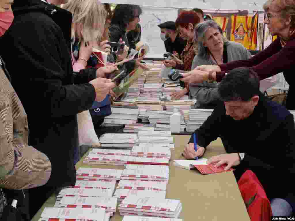 Durante el día de Sant Jordi, los autores llevan a cabo firmas de libros. En Barcelona se han registrado más de 200 estands literarios.&nbsp; &nbsp;