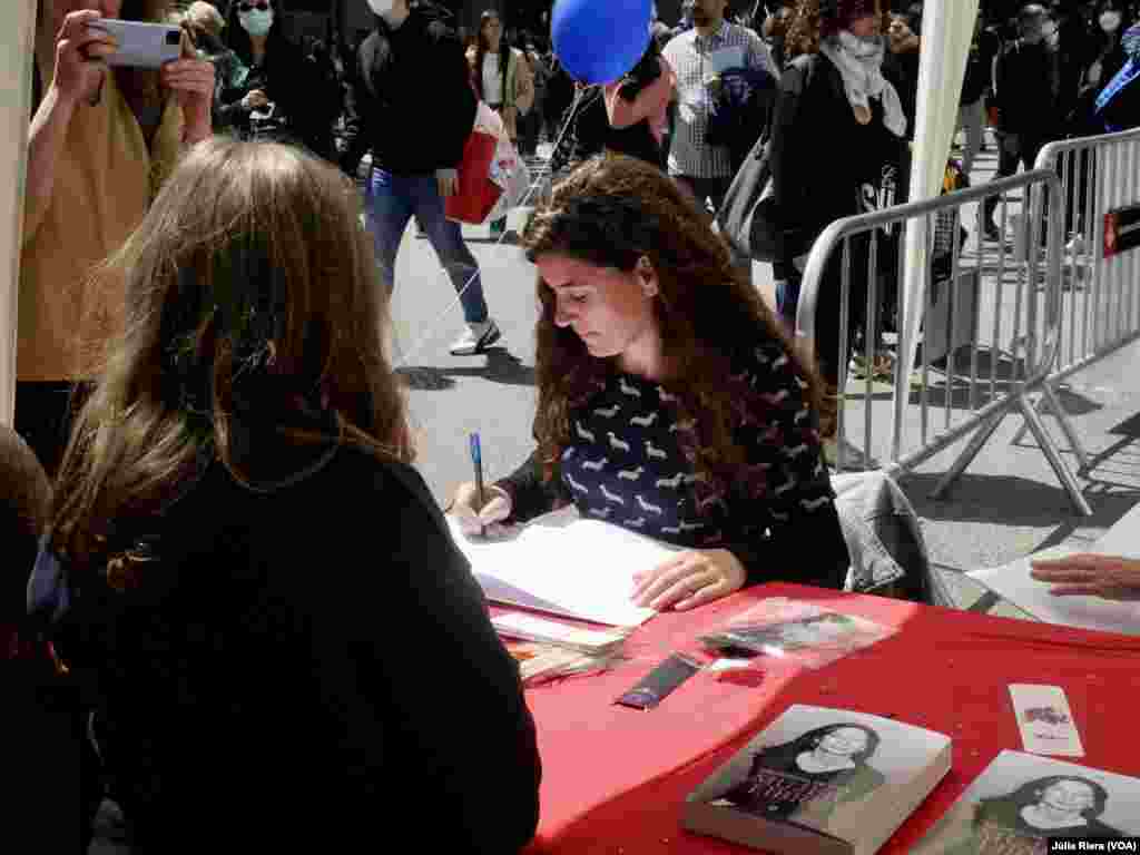 Los más pequeños también se han desplazado hasta las paradas literarias para que sus autores favoritos les firmaran los libros.&nbsp;