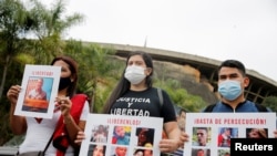 Varias personas piden libertad para los presos políticos en Caracas durante la visita del fiscal de la Corte Penal Internacional Karim Khan el 3 de noviembre de 2021.