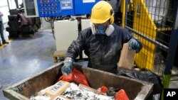 Un trabajador coloca drogas dentro de un vagón de carga que irá a un horno para ser incinerada en Cayambe, Ecuador, el 21 de abril de 2022.
