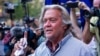 El ex estratega jefe del presidente Donald Trump, Steve Bannon, habla con periodistas en Nueva York, el 20 de agosto de 2020. 
