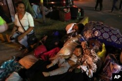La frontera peruana lucía abarrotada la madrugada del viernes 14 de junio de 2019, y muchos niños dormían en el piso.