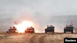 ARCHIVO - El tanque Challenger 2 del ejército británico se dispara durante el ejercicio del grupo de batalla de presencia avanzada mejorada Iron Spear 2019 de la OTAN en Adazi, Letonia, el 11 de octubre de 2019.